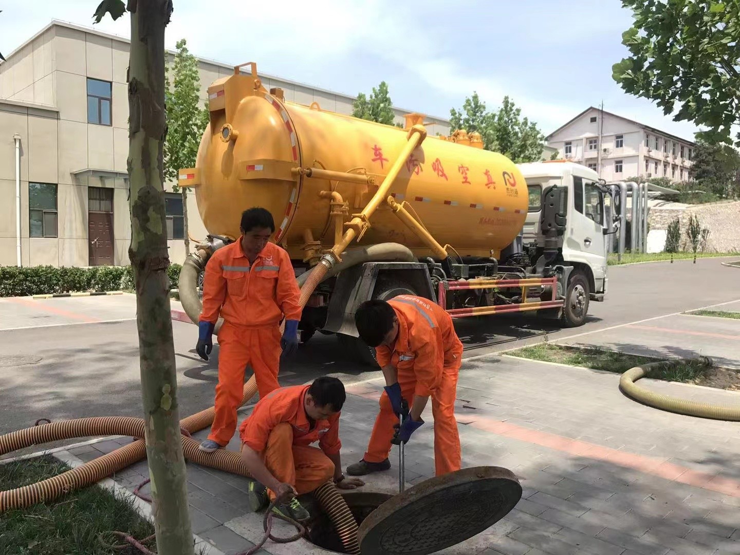 茂南管道疏通车停在窨井附近