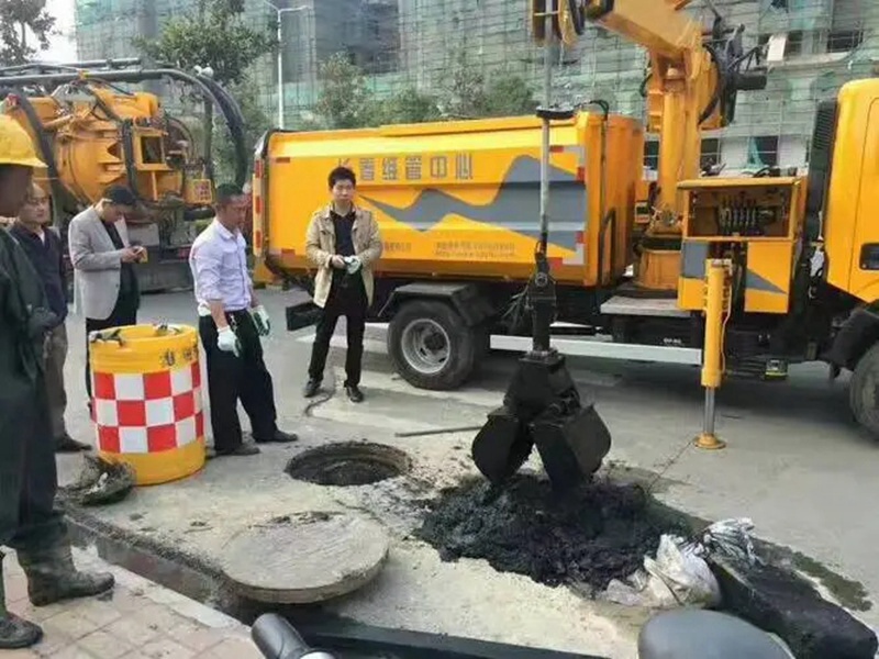 茂南街道：网格员化身“清道夫”，为民解忧疏通“堵心”化粪池
