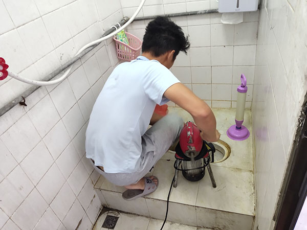 茂南肥皂掉到马桶里把马桶堵住了怎么办？马桶堵住了怎么办