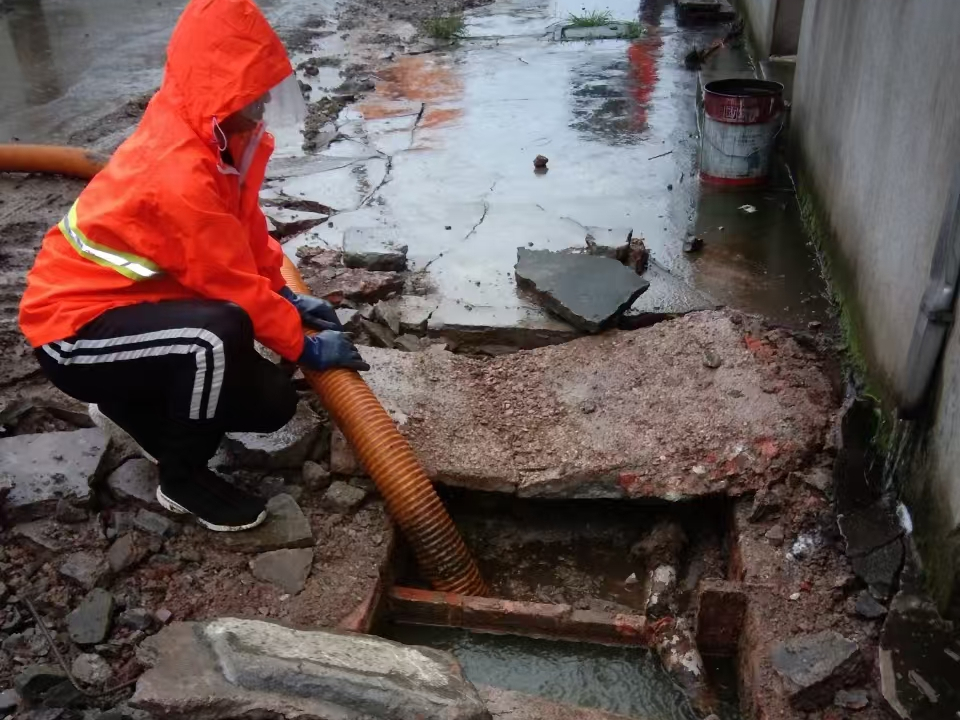 茂南专业清理污水池 炜誉市政以规范流程守护城市 “肠道”